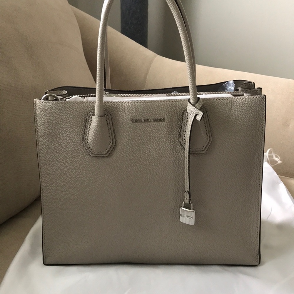 LIKE NEW Michael Kors Mercer bag light grey